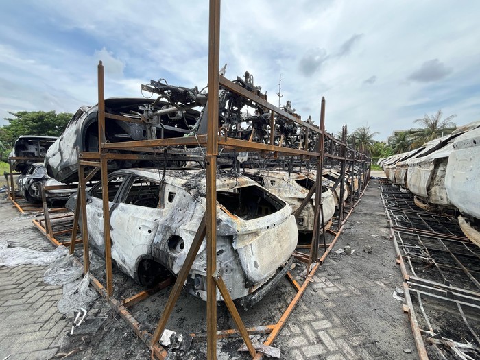100 unit KD (Knock-Down) Kit mobil bensin Chery terbakar di fasilitas penyimpanan pihak ketiga di Bekasi, Minggu (23/3/2025)