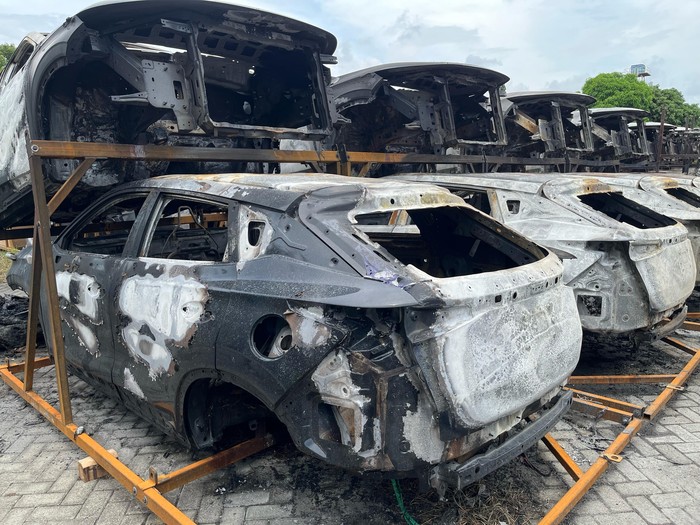 100 unit KD (Knock-Down) Kit mobil bensin Chery terbakar di fasilitas penyimpanan pihak ketiga di Bekasi, Minggu (23/3/2025)