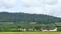 Selamat datang di Ampana! Pesawat ATR 72 milik Wings Air akhirnya kembali mendarat di Bandar Udara Tanjung Api, Ampana dari Palu, membawa semangat baru bagi konektivitas di Kabupaten Tojo Una-Una, Sulawesi Tengah. Kedatangan ini disambut dengan antusias oleh masyarakat dan para pelaku perjalanan yang kini semakin mudah menjangkau destinasi eksotis, termasuk Kepulauan Togean yang terkenal dengan keindahan bawah lautnya. Foto: Wings Air