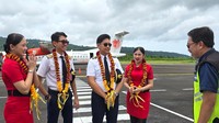 Pilot dan pramugari Wings Air menyapa Kepala Bandara, Andi Ruslan, yang hadir sebagai perwakilan masyarakat untuk menyambut penerbangan kembali Wings Air ke Kabupaten Tojo Una-Una. Foto: Wings Air