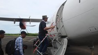 Bupati Tojo Una-Una, Ilham Lawidu (paling depan), secara simbolis meresmikan penerbangan perdana Ampana - Palu dengan turut serta dalam penerbangan ini.  Foto: Wings Air