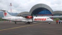 Wings Air kini resmi mengoperasikan penerbangan Palu - Ampana, menghadirkan alternatif perjalanan yang lebih cepat dengan pesawat ATR 72 berkapasitas 72 kursi kelas ekonomi, penerbangan ini menjadi solusi ideal bagi masyarakat yang ingin menghemat waktu perjalanan. Jika sebelumnya perjalanan darat memakan waktu hingga 8 jam, kini dengan Wings Air, rute ini bisa ditempuh hanya dalam 40 menit. Pesawat ATR 72 yang dioperasikan sangat cocok untuk melayani rute ke daerah dengan bandara berlandasan pendek, seperti Ampana, sehingga semakin memperkuat konektivitas antarwilayah. Foto: Wings Air