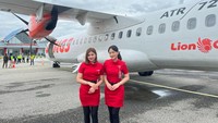Setelah 4 tahun dinantikan, Wings Air akhirnya kembali melayani penerbangan ke Kabupaten Poso! Dua pramugari Wings Air berpose saat pesawat berhasil mendarat di Bandar Udara Kasiguncu, menandai dimulainya kembali konektivitas udara yang vital bagi daerah ini. Rute Makassar – Poso kini kembali beroperasi, membuka akses lebih cepat bagi masyarakat, wisatawan, dan pelaku bisnis. Sebagai Negeri 1.000 Megalitik, Poso memiliki kekayaan sejarah dan budaya yang unik, serta potensi wisata luar biasa. Foto: Wings Air