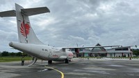Penerbangan menuju Poso kini dilayani dari Makassar, menghadirkan akses lebih mudah bagi masyarakat dan wisatawan. Dengan durasi penerbangan kategori jarak menengah, rute ini semakin mendekatkan Poso dengan berbagai kota, seperti Kendari, Gorontalo, Manado, Balikpapan, Banjarmasin, Bali, Lombok, Surabaya, Yogyakarta, Semarang, Jakarta, dan lainnya. Foto: Wings Air
