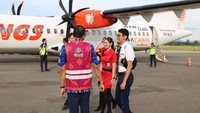 Pilot dan pramugari Wings Air tampak antusias bersiap membuka rute baru Morowali – Bandar Udara Haluoleo, Kendari (KDI). Kehadiran penerbangan ini disambut langsung oleh Kepala Bandara Morowali, Sofyan Palanro, sebagai bentuk dukungan terhadap peningkatan konektivitas udara di Sulawesi. Foto: Wings Air