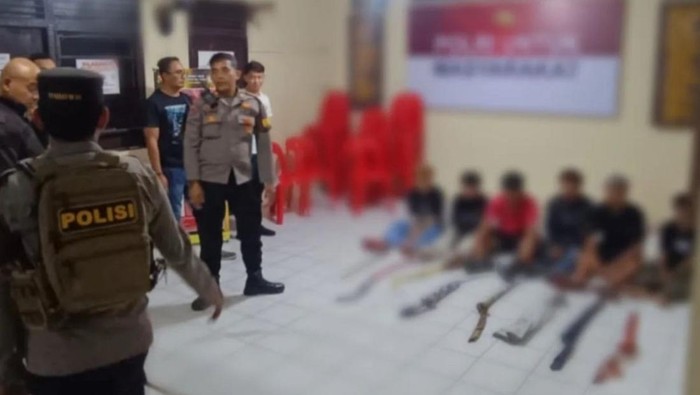 Enam anak yang terlibat perang sarung ditangkap polisi dari Polsek Pontianak Selatan. Mereka ditangkap di Gang Bayu, Jalan Tanjungpura, Kelurahan Benua Melayu Laut, Kecamatan Pontianak Selatan, Senin (24/3/2025) pukul 01.30 WIB.