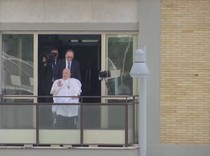 Dunia Hari Ini: Paus Fransiskus Menyapa Warga Sebelum Pulang dari Rumah Sakit