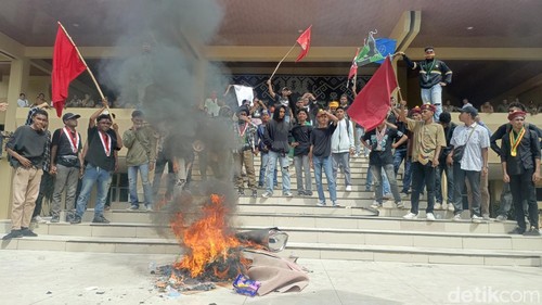 Aksi demonstrasi penolakan Undang-Undang TNI (UU TNI) di Gedung DPRD Nusa Tenggara Timur (NTT) berlangsung ricuh, Senin (24/3/2025). (Foto: Simon Selly/detikBali)