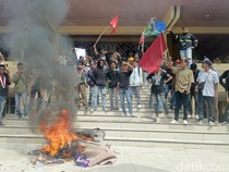 Demo Tolak UU TNI di DPRD NTT Ricuh, Mahasiswa Dipukuli
