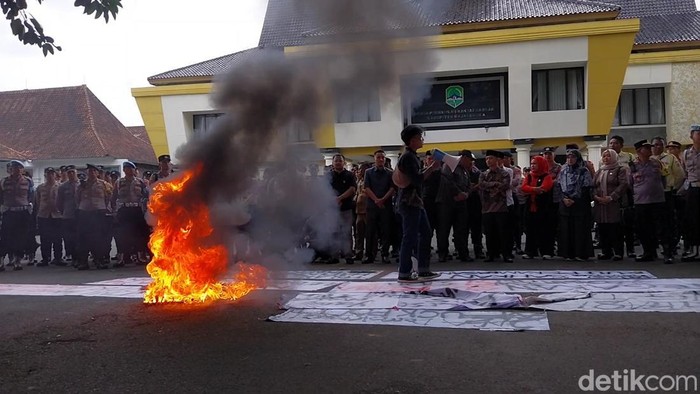 Aksi mahasiswa di DPRD Majalengka.