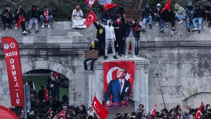 People take part in a protest on the day Istanbul Mayor Ekrem Imamoglu was jailed as part of a corruption investigation, in Istanbul, Turkey, March 23, 2025. (Reuters)
