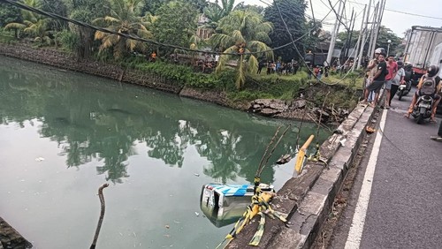 Ambulans jenazah terjun ke sungai di Jalan Raya Jurusan Denpasar-Gilimanuk, Jembrana, Senin (24/3/2025).