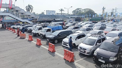 Antrean kendaraan di dalam area Pelabuhan Gilimanuk, Kabupaten Jembrana, Bali, Senin (24/3/2025). (Foto: I Putu Adi Budiastrawan/detikBali)