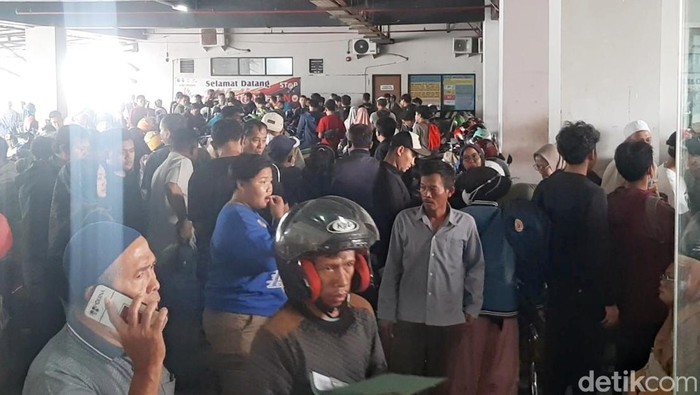Antrean kendaraan di Samsat Karawang