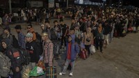 Ratusan pemudik antre untuk naik ke atas Kapal Motor (KM) Sinabung di Pelabuhan Ahmad Yani Ternate, Maluku Utara, Minggu (23/3/2025) malam. 