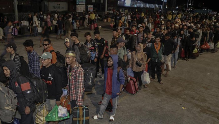 Arus mudik H-8 di Pelabuhan Ahmad Yani Ternate Pemudik naik ke atas Kapal Motor (KM) Sinabung di Pelabuhan Ahmad Yani Ternate, Maluku Utara, Minggu (23/3/2025) malam. Menurut data PT Pelni Ternate jumlah penumpang pada arus mudik H-8 Lebaran 2025 sebanyak 1.500 penumpang yang berangkat dari Ternate tujuan Bitung, Banggai, Bau-Bau, Balikpapan serta Makassar, sementara penumpang terbanyak yaitu tujuan Bau-Bau dan Makassar. ANTARA FOTO/Andri Saputra/Spt.