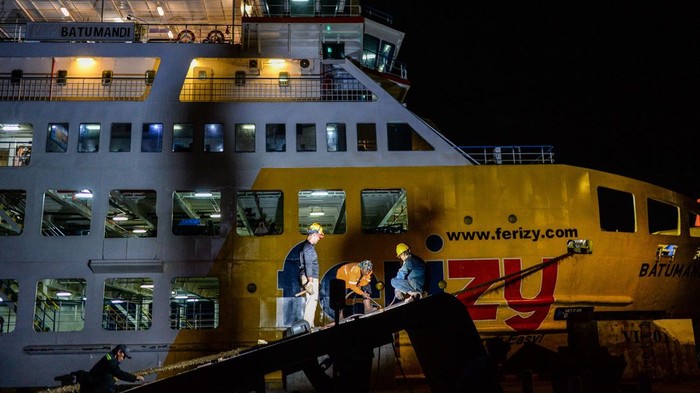Pekerja menggunakan alat berat mengangkat baja jembatan bergerak di Dermaga VI Pelabuhan Eksekutif Merak, Kota Cilegon, Banten, Minggu (23/3/2025). PT ASDP Indonesia Ferry mempercepat perbaikan Dermaga VI pascainsiden tertabraknya KMP Portlink III yang ditargetkan berfungsi kembali pada Selasa (25/3) guna mengoptimalkan layanan bongkar muat kapal selama arus mudik Lebaran 2025. ANTARA FOTO/Muhammad Bagus Khoirunas/Spt.