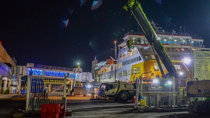 Pekerja menggunakan alat berat mengangkat baja jembatan bergerak di Dermaga VI Pelabuhan Eksekutif Merak, Kota Cilegon, Banten, Minggu (23/3/2025). PT ASDP Indonesia Ferry mempercepat perbaikan Dermaga VI pascainsiden tertabraknya KMP Portlink III yang ditargetkan berfungsi kembali pada Selasa (25/3) guna mengoptimalkan layanan bongkar muat kapal selama arus mudik Lebaran 2025. ANTARA FOTO/Muhammad Bagus Khoirunas/Spt.