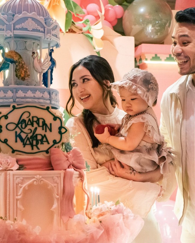 Jessica Mila dan suaminya baru saja menggelar pesta ulang tahun untuk putri mereka, Kyarra. Kini sudah genap berusia 1 tahun, pesta ulang tahun tersebut digelar dengan meriah. Foto: Instagram/@jscmila