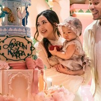 Jessica Mila dan suaminya baru saja menggelar pesta ulang tahun untuk putri mereka, Kyarra. Kini sudah genap berusia 1 tahun, pesta ulang tahun tersebut digelar dengan meriah. Foto: Instagram/@jscmila