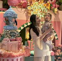 Pesta ulang tahun Kyarra digelar pada Sabtu (22/3/25) di Hotel Ritz-Carlton Jakarta. Di hari ultahnya, baby Kyarra tampil imut dan cantik kenakan dress coklat lengkap dengan topi bonnet-nya. Foto: Instagram/@jscmila
