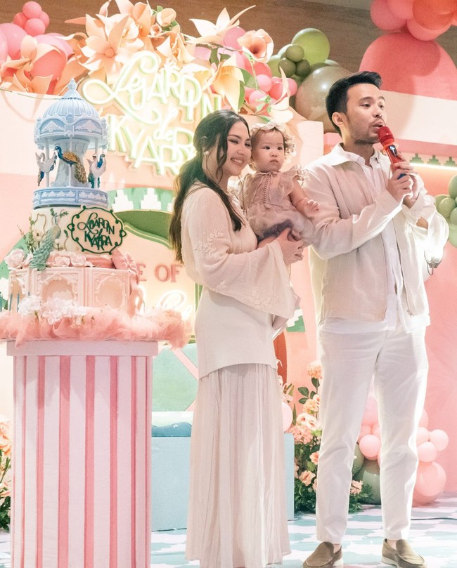 Kompak kenakan busana senada, Jessica dan suaminya, Yakup juga tampil mengenakan busana bernuansa coklat muda. Dari foto yang dibagikan terlihat dekorasi di acara ulang tahun itu dipenuhi dengan bunga dan juga hewan. Foto: Instagram/@jscmila