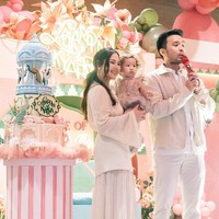 Kompak kenakan busana senada, Jessica dan suaminya, Yakup juga tampil mengenakan busana bernuansa coklat muda. Dari foto yang dibagikan terlihat dekorasi di acara ulang tahun itu dipenuhi dengan bunga dan juga hewan. Foto: Instagram/@jscmila