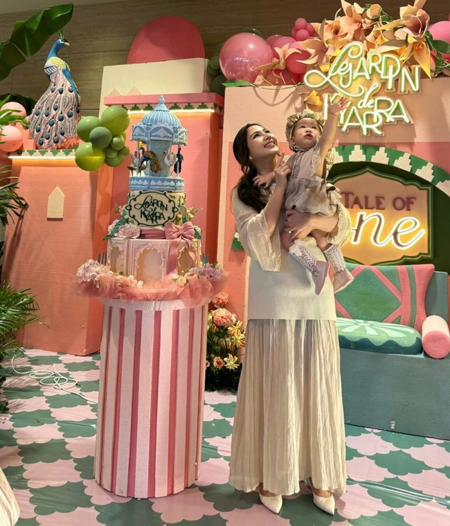 Kue ulang tahun Kyarra tak kalah unik dan mewah. Terdiri dari 3 tingkat dengan bagian atas berbentuk seperti carousel berbentuk angsa dan burung merak. Foto: Instagram/@jscmila