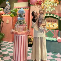 Kue ulang tahun Kyarra tak kalah unik dan mewah. Terdiri dari 3 tingkat dengan bagian atas berbentuk seperti carousel berbentuk angsa dan burung merak. Foto: Instagram/@jscmila