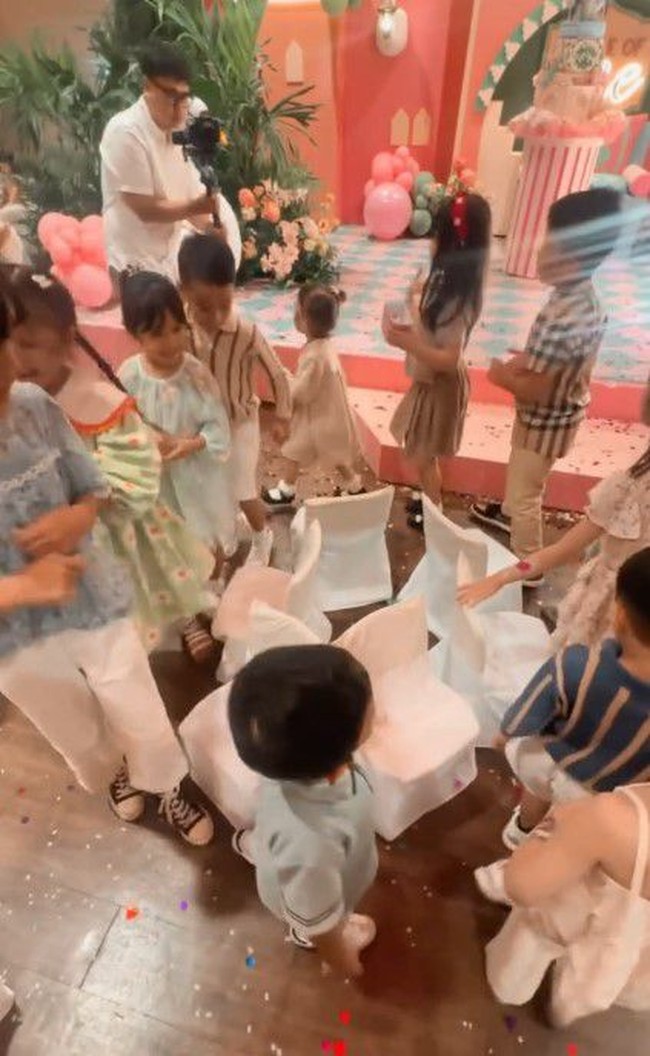 Pesta ulang tahun juga tampak ramai dihadiri oleh anggota keluarga dan para kerabat yang membawa serta anak-anak mereka. Terlihat para tamu anak-anak yang begitu antusias mengikuti berbagai permainan yang sudah dipersiapkan. Foto: Instagram/@jscmila