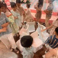 Pesta ulang tahun juga tampak ramai dihadiri oleh anggota keluarga dan para kerabat yang membawa serta anak-anak mereka. Terlihat para tamu anak-anak yang begitu antusias mengikuti berbagai permainan yang sudah dipersiapkan. Foto: Instagram/@jscmila