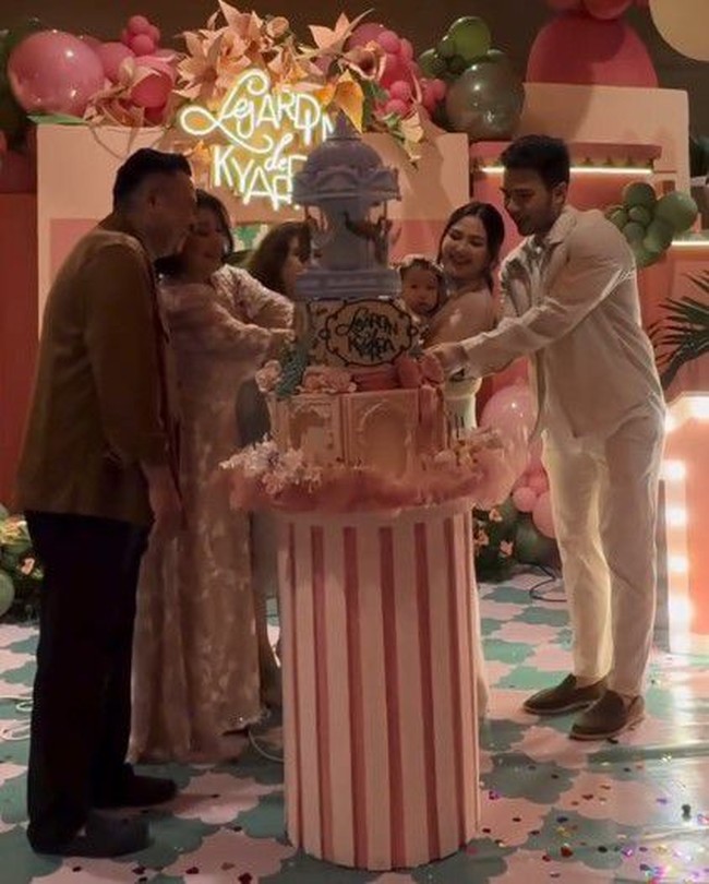 Orangtua Jessica dan Yakup juga turut hadir di acara ulang tahun cucu kesayangannya. Jessica dan Yakup bersama kakek dan nenek Kyarra tampak melakukan potong kue bersama-sama. Foto: Instagram/@jscmila