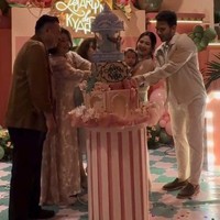 Orangtua Jessica dan Yakup juga turut hadir di acara ulang tahun cucu kesayangannya. Jessica dan Yakup bersama kakek dan nenek Kyarra tampak melakukan potong kue bersama-sama. Foto: Instagram/@jscmila