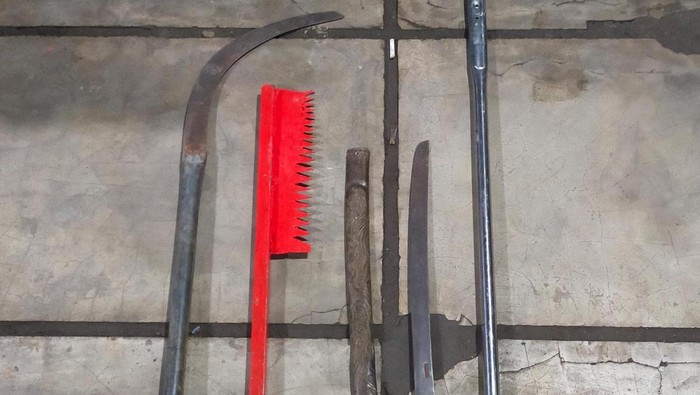 Barang bukti senjata tajam dari remaja geng motor di Jambi