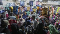 Mereka berbelanja baju maupun barang lain untuk perayaan Lebaran.  
