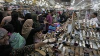 Selain itu juga ada yang memilih sepatu di pasar tersebut.