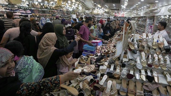 Begini Suasana Pasar di Pakistan Jelang Lebaran Lebaran tinggal menghitung hari. Paasar di Pakistan ini pun ramai dikunjungi untuk membeli kebutuhan saat lebaran nanti.