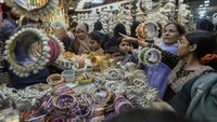 Terlihat para kaum perempuan memilih dan berbelanja aksesoris seperti gelang, kalung dan cincin.