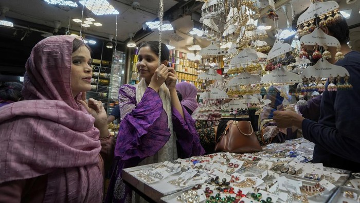 Lebaran tinggal menghitung hari. Paasar di Pakistan ini pun ramai dikunjungi untuk membeli kebutuhan saat lebaran nanti.