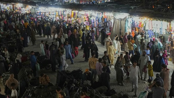 Begini Suasana Pasar di Pakistan Jelang Lebaran Lebaran tinggal menghitung hari. Paasar di Pakistan ini pun ramai dikunjungi untuk membeli kebutuhan saat lebaran nanti.