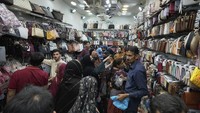 Salah satu toko yang menjual hijab dan tas pun tampak ramai dikunjungi.