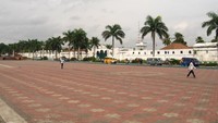 Benteng Kuto Besak dibangun untuk menjadi dinding pertahanan (bastion) kerajaan Palembang Darussalam dari serangan musuh sekaligus dijadikan sebagai tempat pusat kesultanan Palembang pada masa Sultan Mahmud Badaruddin II (1803-1821). Foto merupakan situasi di sekitar Benteng Kuto Besak pada 2007. (Wikipedia)