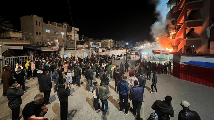 Bukti Kekejaman Israel, RS Nasser di Gaza Dibom People carry the bodies of Palestinians killed in Israeli strikes, at Nasser hospital in Khan Younis in the southern Gaza Strip March 23, 2025. REUTERS/Hatem Khaled TPX IMAGES OF THE DAY