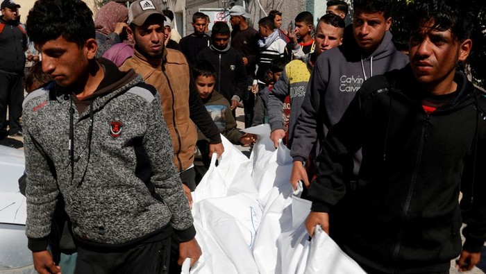 People carry the bodies of Palestinians killed in Israeli strikes, at Nasser hospital in Khan Younis in the southern Gaza Strip March 23, 2025. REUTERS/Hatem Khaled     TPX IMAGES OF THE DAY