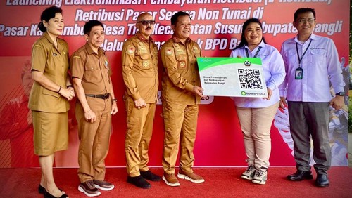 Bupati Bangli Sang Nyoman Sedana Arta meluncurkan E-Retribusi Pasar di halaman parkir kantor Bank Pembangun Daerah Bali (BPD) Cabang Susut, Bangli, Senin (24/3/2025). (Foto: Dok. Humas Pemkab Bangli)
