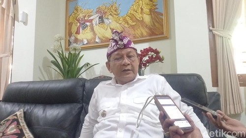 Bupati Buleleng I Nyoman Sutjidra saat diwawancarai, Senin (24/3/2025).