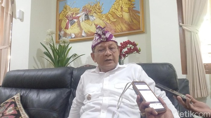 Bupati Buleleng I Nyoman Sutjidra saat diwawancarai, Senin (24/3/2025).