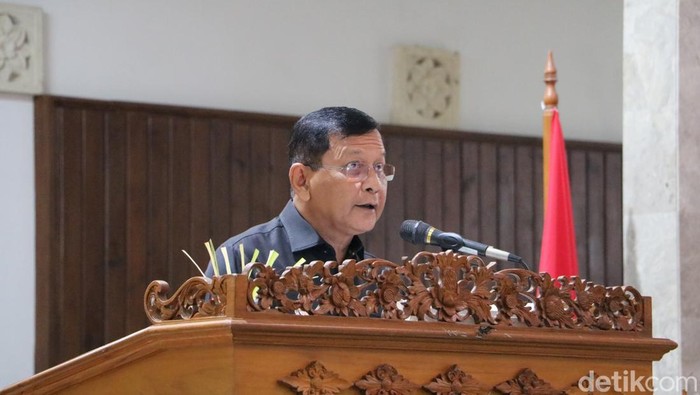 Bupati Buleleng I Nyoman Sutjidra di ruang sidang utama Gedung DPRD Buleleng, Senin (24/3/2025). (Foto: Made Wijaya Kusuma/detikBali)