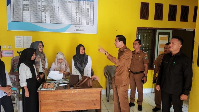 Bupati Kaur saat sidak di Kantor Camat Padang Guci Hilir.