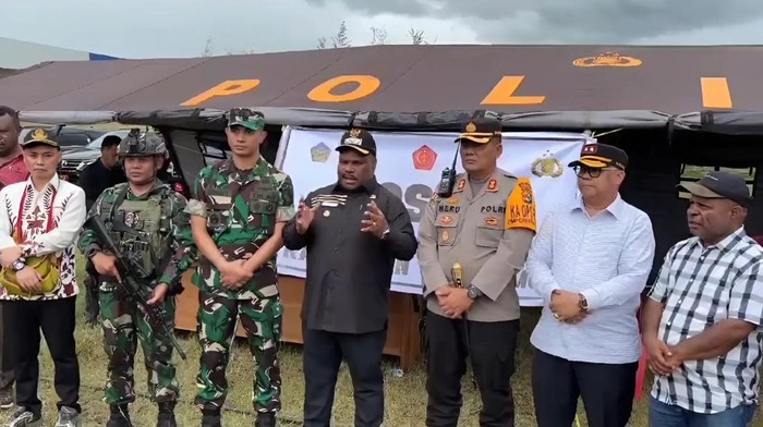 Bupati Yahukimo Didimus Yahuli memberikan keterangan terkait penyerangan di Distrik Anggruk.